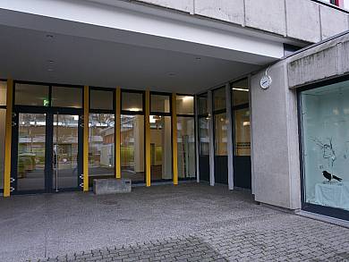 Die Eingangstür führt in die Halle im EG