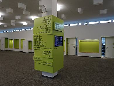 Infosäule in der Halle im EG