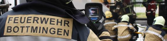 Feuerwehrmann mit Wärmebildkamera