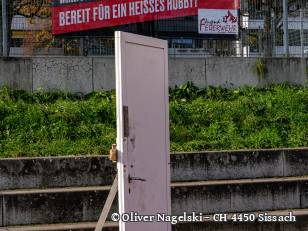 Hauptübung 2024 - Impressionen - Übungstüre bereit zur Öffnung