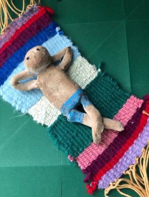 Mensch in Badehose an der Sonne